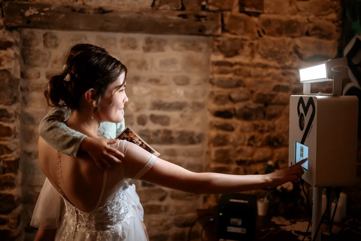 Jeune femme qui utilise le photobooth