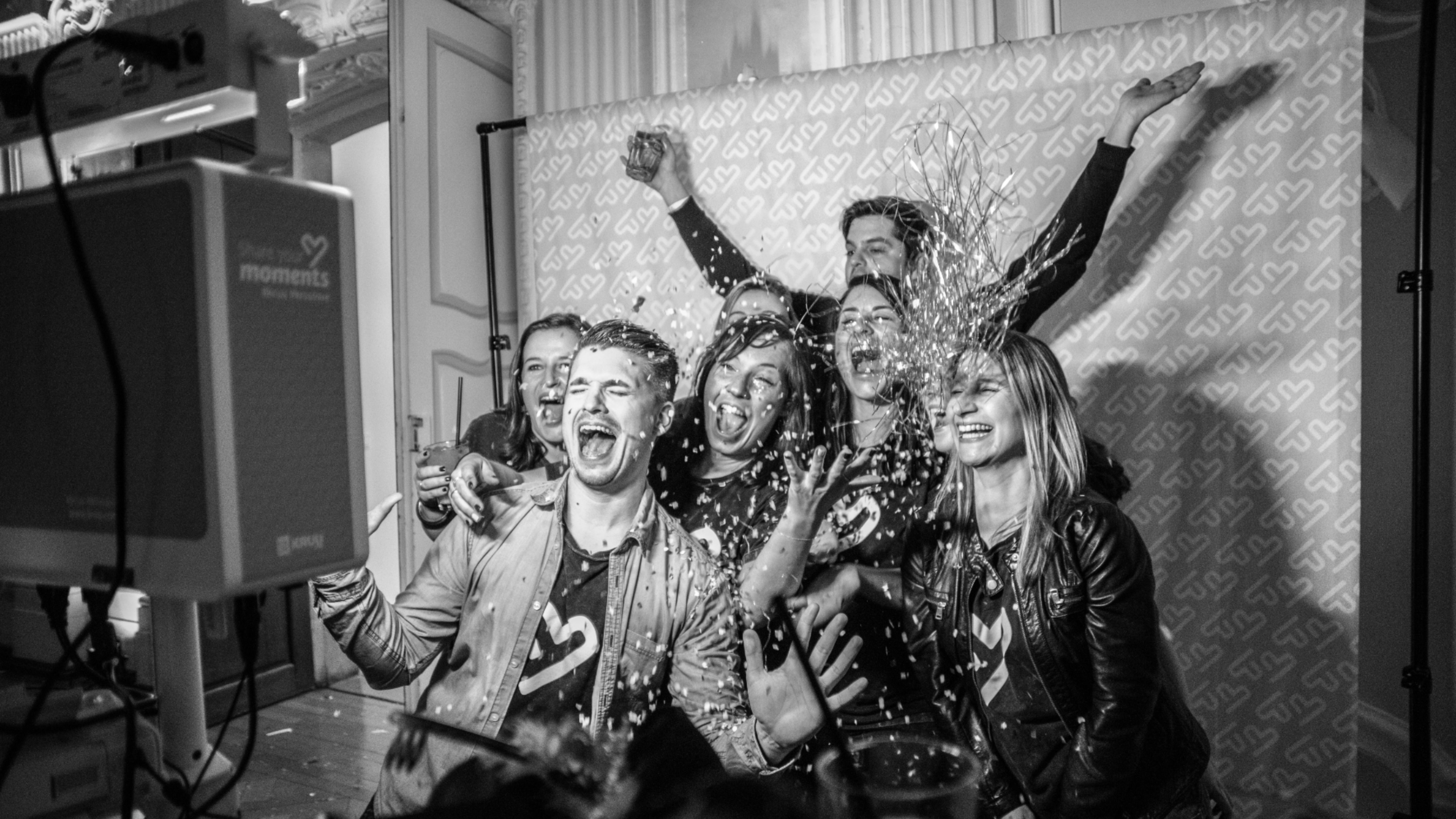 Invités ravis devant un photobooth à Hendaye